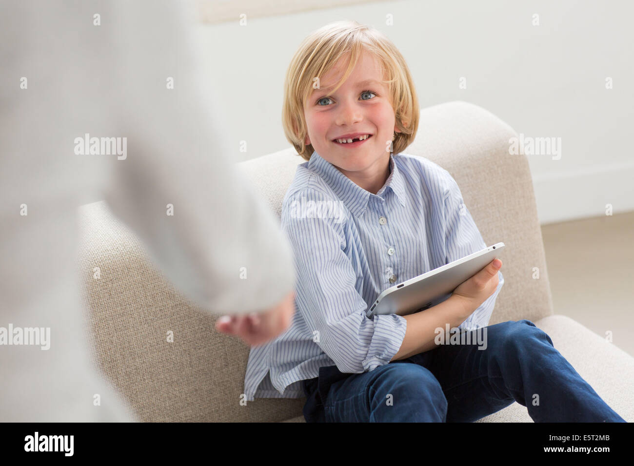 Die Mutter schimpfte ihr 7 Jahre alten Sohn. Stockfoto