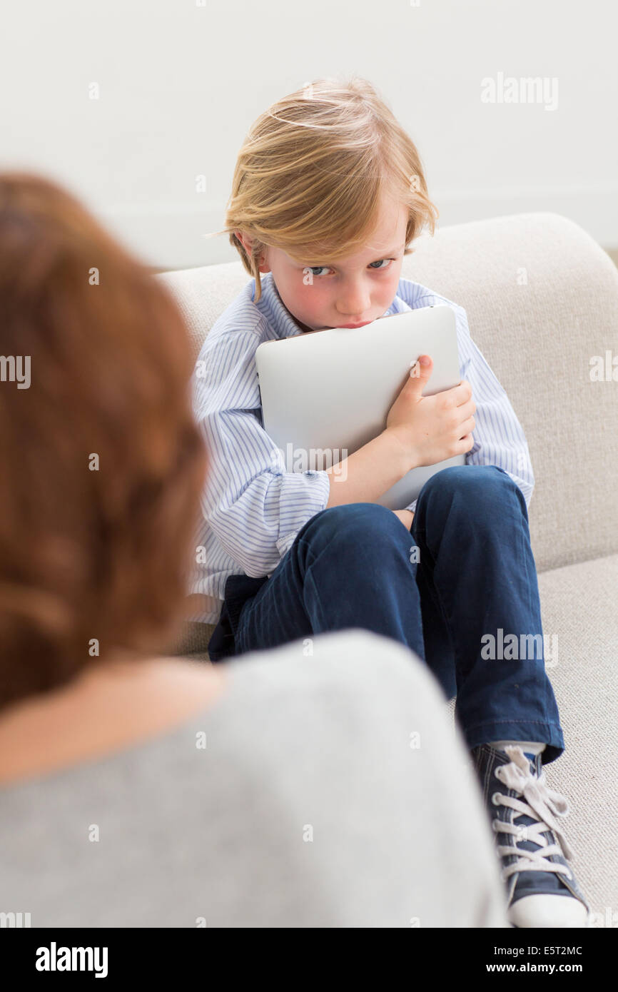 Die Mutter schimpfte ihr 7 Jahre alten Sohn. Stockfoto