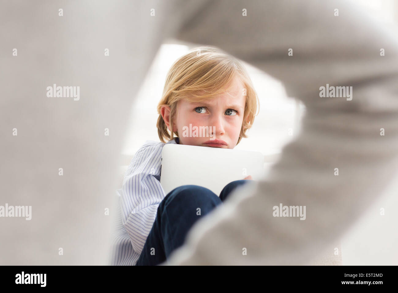 Die Mutter schimpfte ihr 7 Jahre alten Sohn. Stockfoto