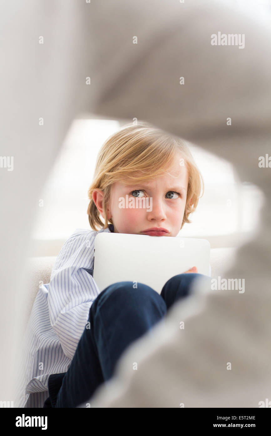 Die Mutter schimpfte ihr 7 Jahre alten Sohn. Stockfoto