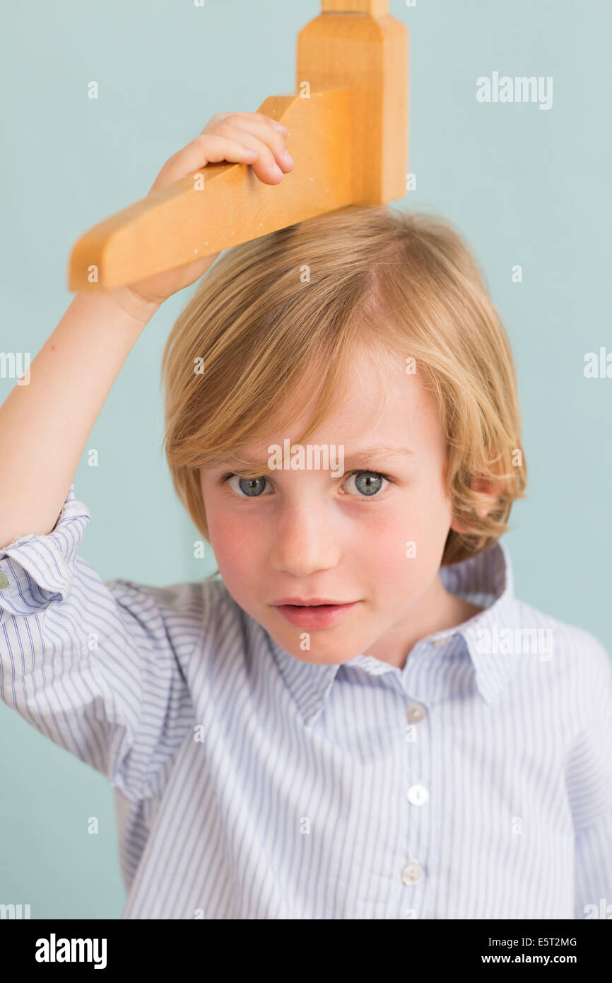 7-Year-Old Girl selbst an einem Höhe Messgerät messen. Stockfoto