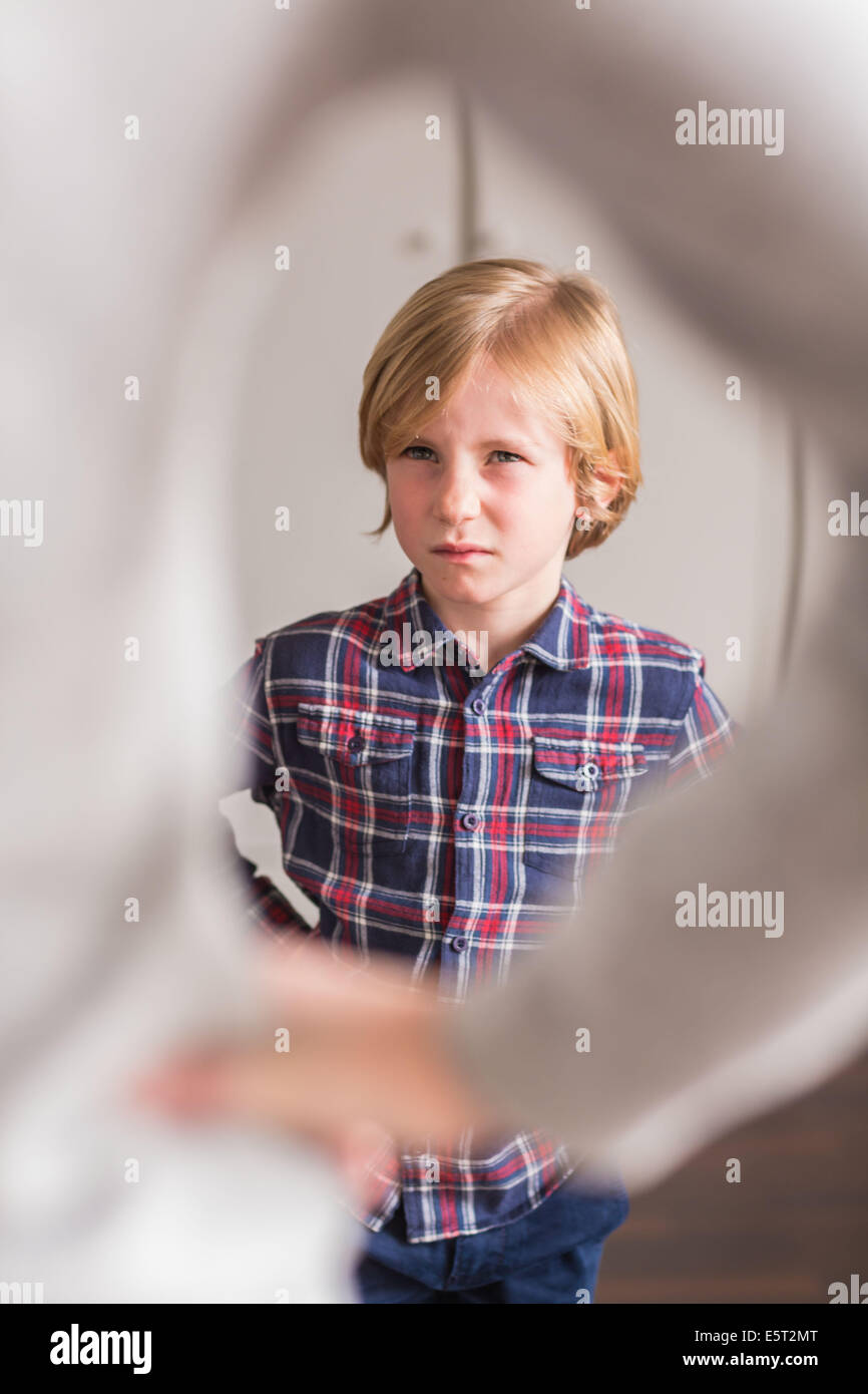 Die Mutter schimpfte ihr 7 Jahre alten Sohn. Stockfoto