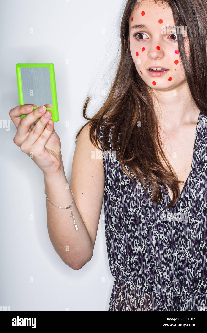 Humorvolle Bild eines Mädchens mit Pickeln im Gesicht. Stockfoto