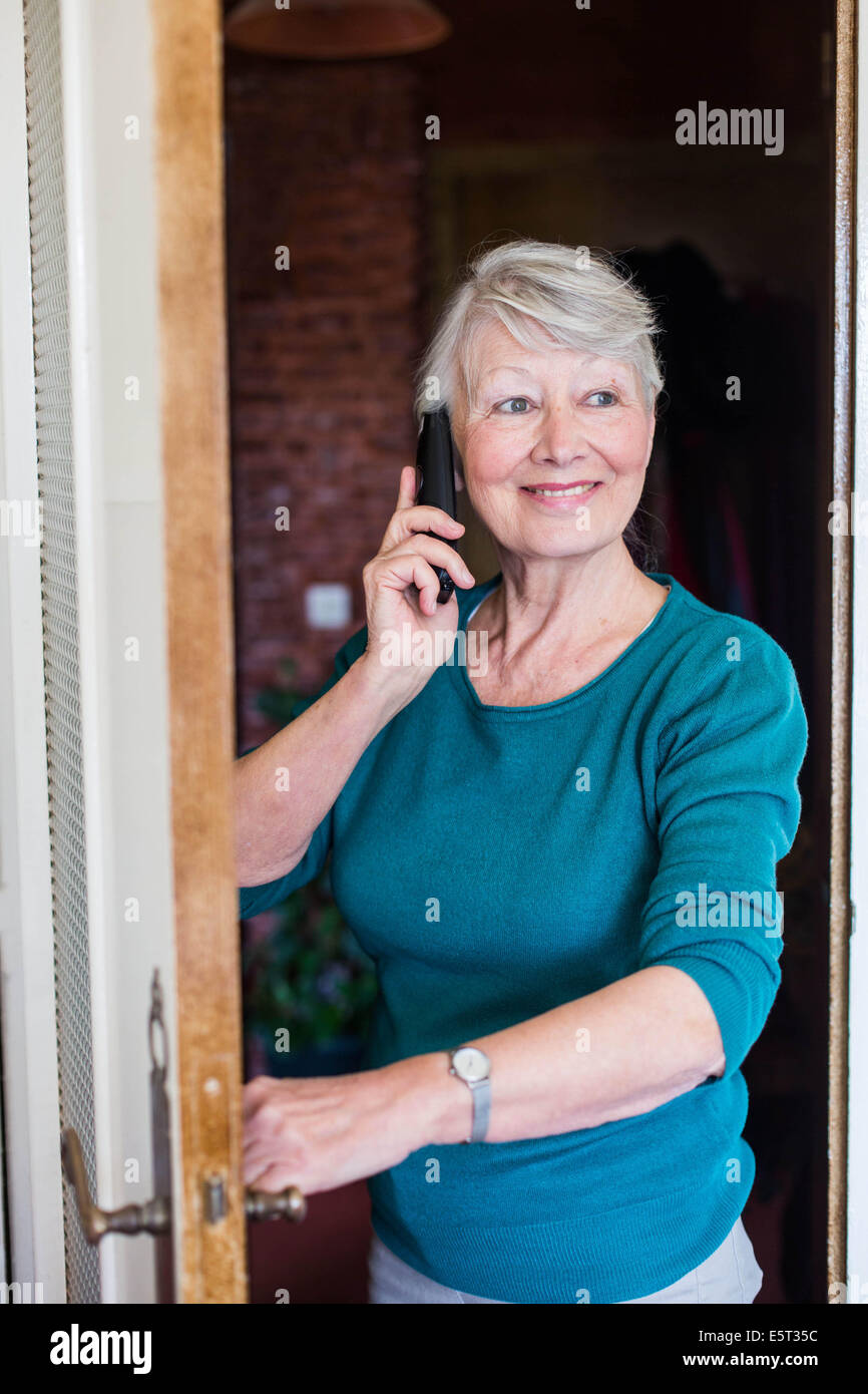 Ältere Frau am Telefon sprechen. Stockfoto