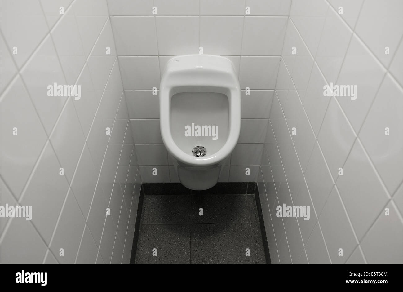 Weißes Porzellan Urinal auf gefliesten Wand in der öffentlichen Toilette Stockfoto