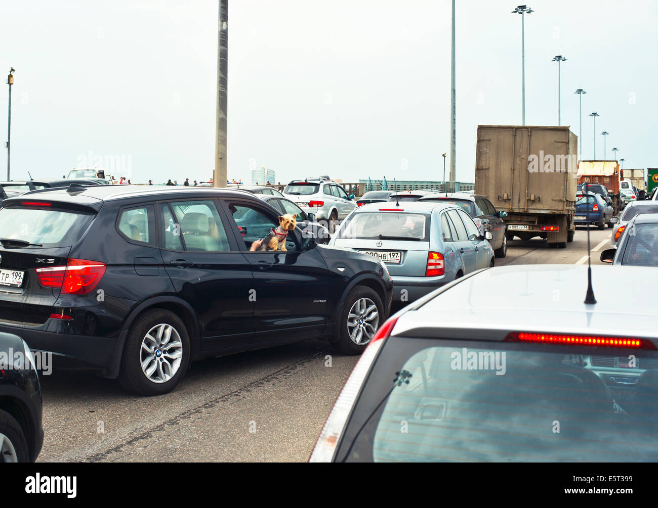 Moskau, Russland, 2013: Abendlicher Pendlerverkehr Stockfoto