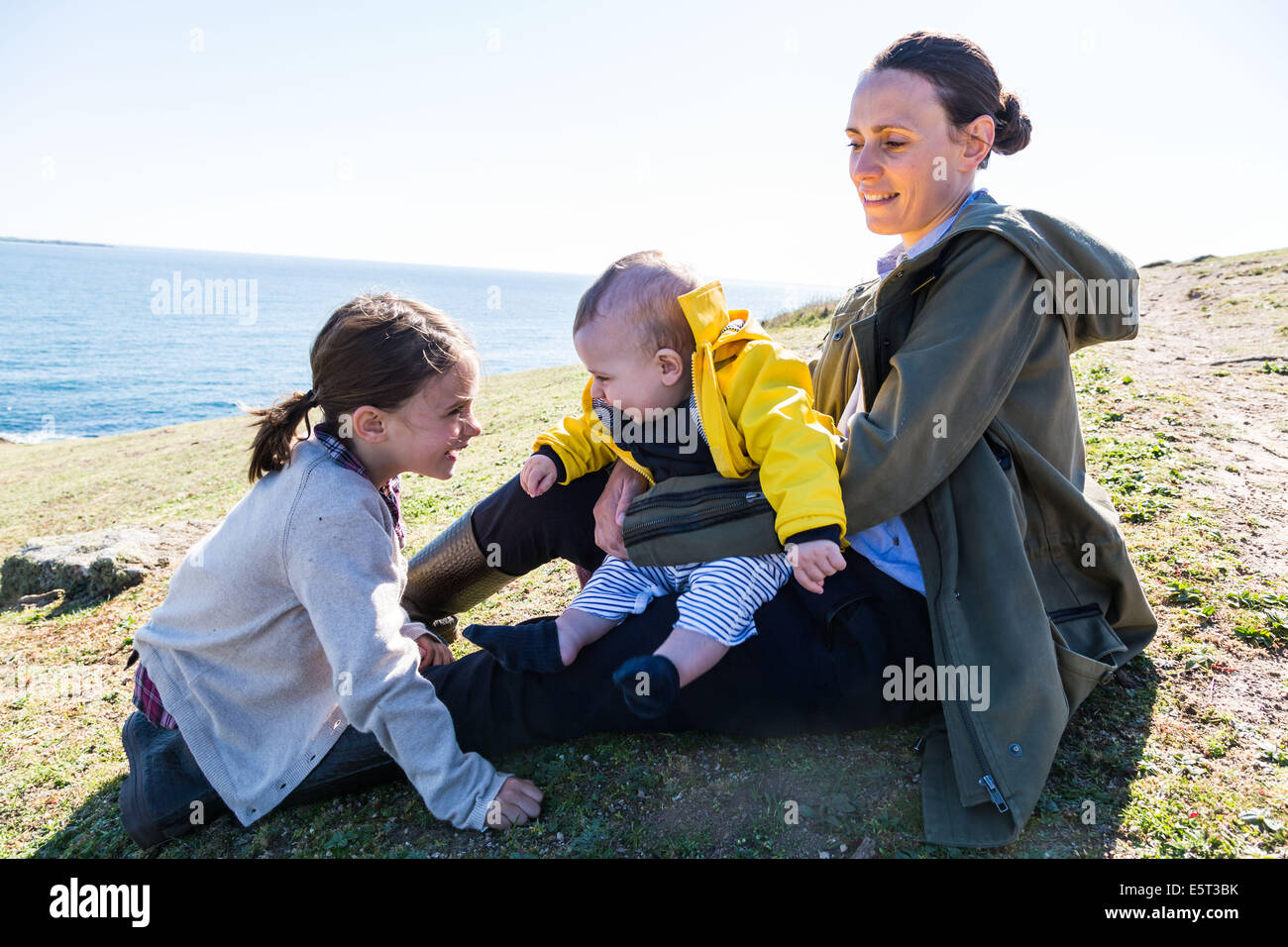 Mutter und ihre Kinder. Stockfoto