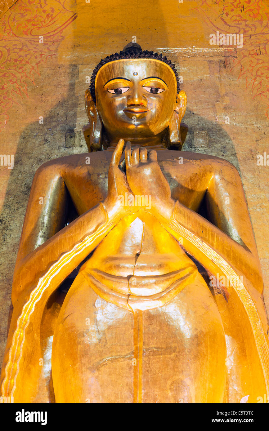 Süd-Ost-Asien, Myanmar, Bagan, Ananda Tempel, Buddha-statue Stockfoto