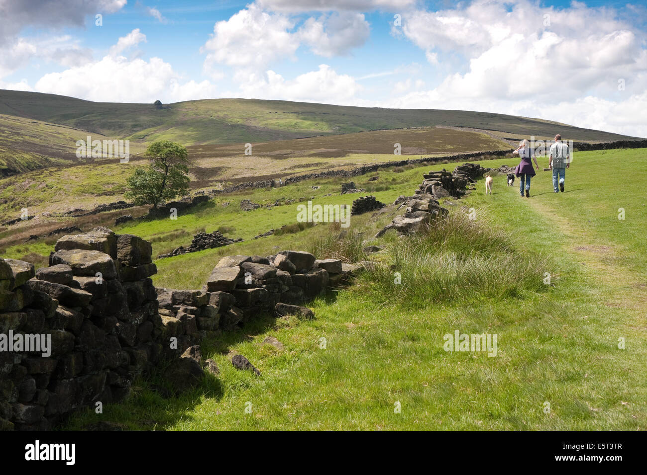 Wanderer in Richtung Top Withins, angeblich Einstellung für Wuthering Heights in Emily Bronte Roman Stockfoto