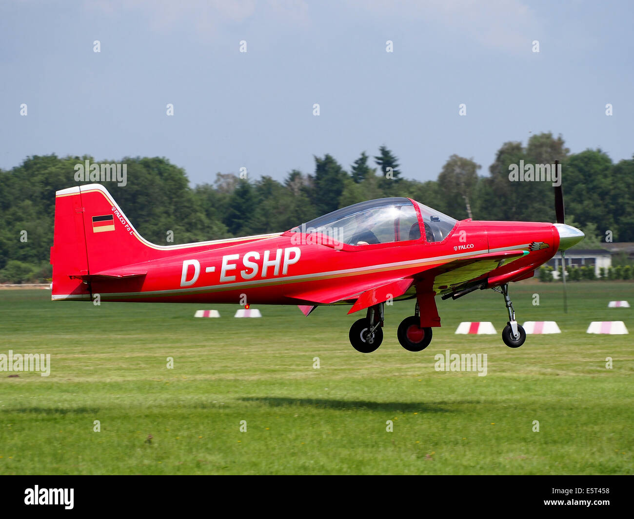 Die LAVERDA F8L Falco, registriert D-ESHP, ist am Flughafen Hilversum in den Niederlanden abgebildet. Dieses Leichtflugzeug wird für die private Fliegen- und Freizeitluftfahrt eingesetzt. Stockfoto