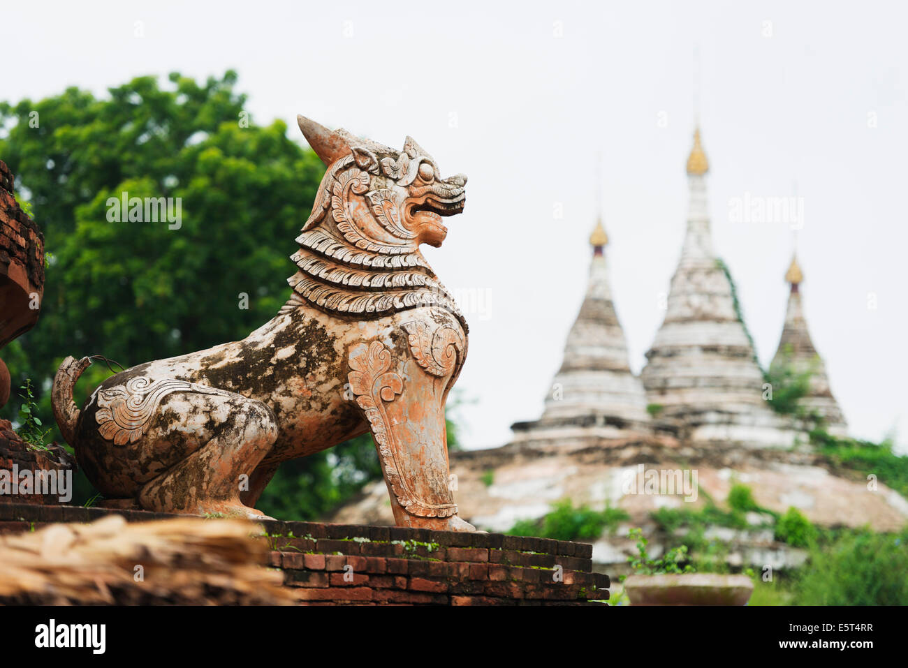 Südost-Asien, Myanmar (Burma), Mandalay, Inwa Ruinen und Löwenstatue Stockfoto