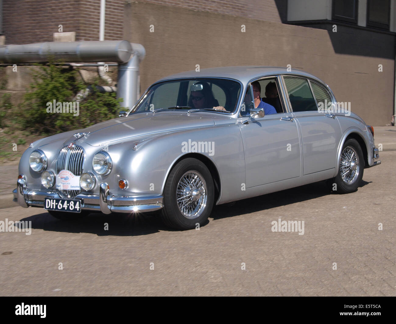 Das Bild zeigt einen 1966er Jaguar Mk II mit niederländischer Lizenzregistrierung DH-64-84. Die luxuriöse Limousine zeigt das Design und die Handwerkskunst britischer Automobile aus der Mitte des 20. Jahrhunderts. Stockfoto