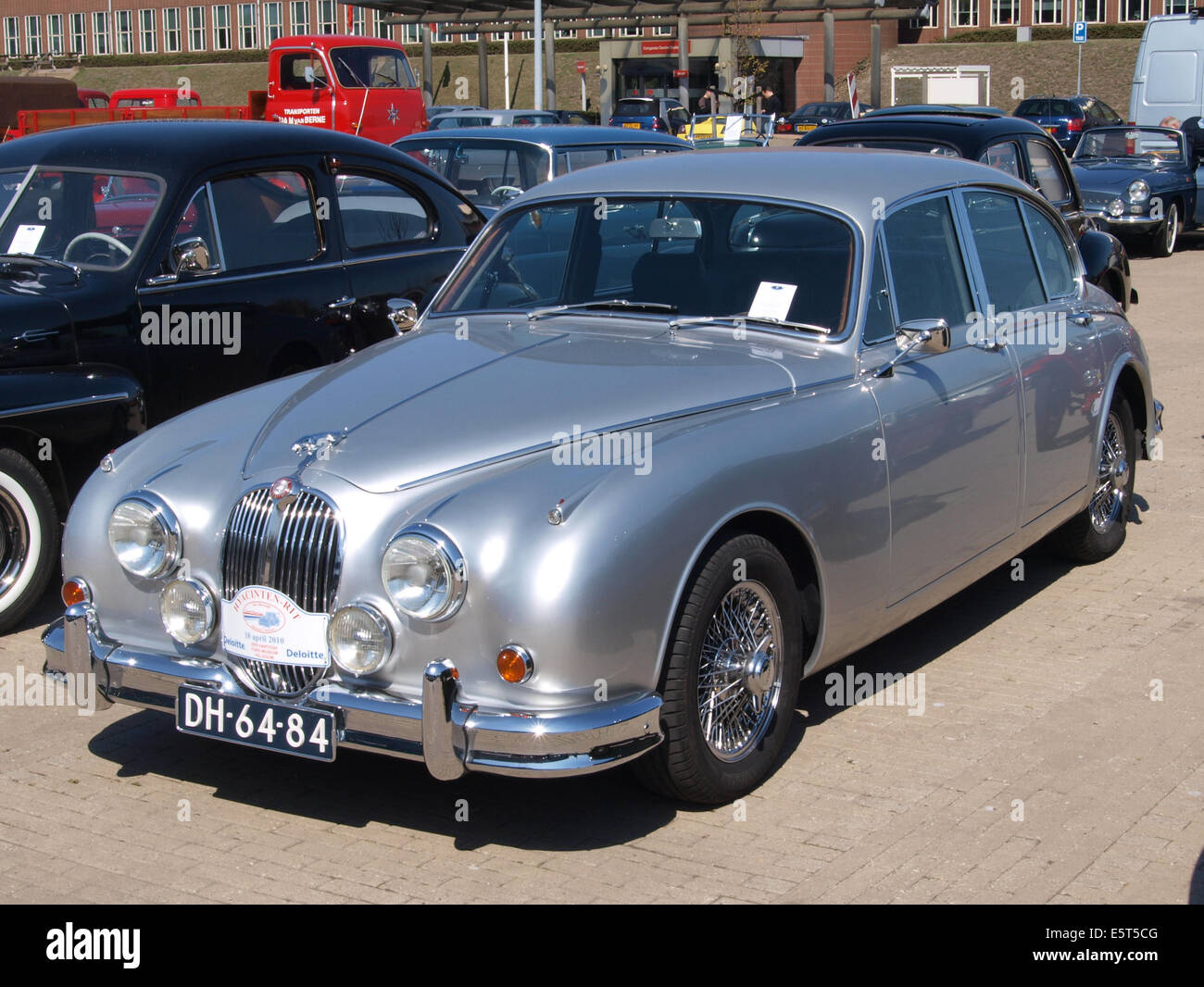 Dieser 1966er Jaguar Mk II mit dem niederländischen Führerschein DH-64-84 ist eine klassische Luxus-Limousine, die für ihr elegantes Design und die leichtgängige Fahrleistung bekannt ist. Der Jaguar Mk II ist ein bemerkenswertes Modell in der Geschichte des britischen Automobilbaus und bietet eine Kombination aus Luxus und Leistung. Stockfoto