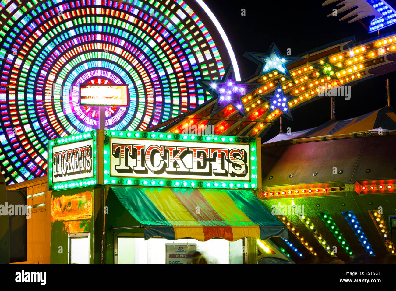 Karneval Fahrten Spin in der Nacht ihre Lichter in Wasaga Beach zu verwischen, wie Menschen die Midway während der warmen Sommernacht genießen. Stockfoto