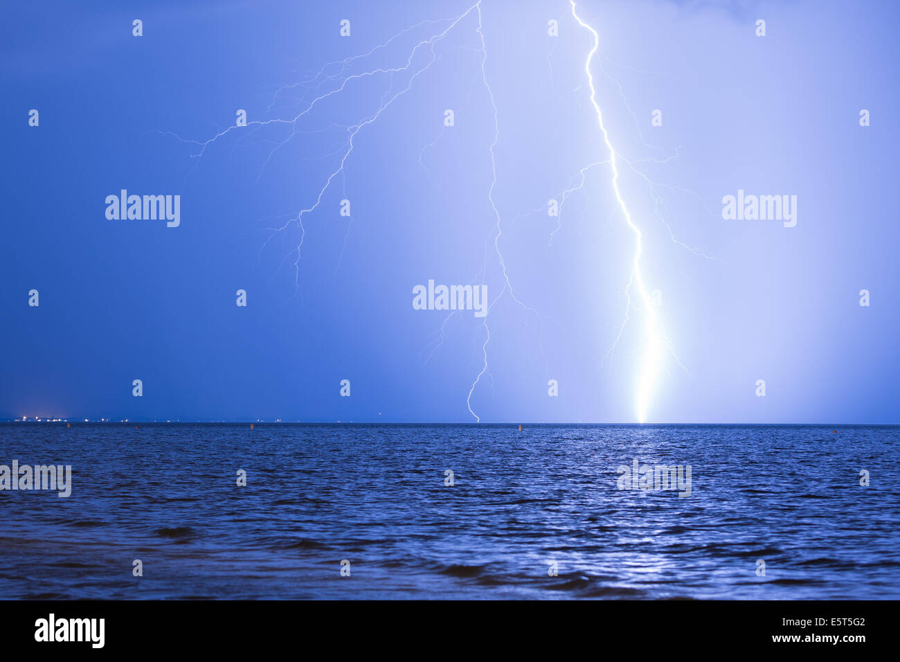 Übernachtung mitten im Sommer Gewitter produzieren Wolke zum Boden und Wolke Blitze über georgische Bucht - Lake Huron Wasser Stockfoto
