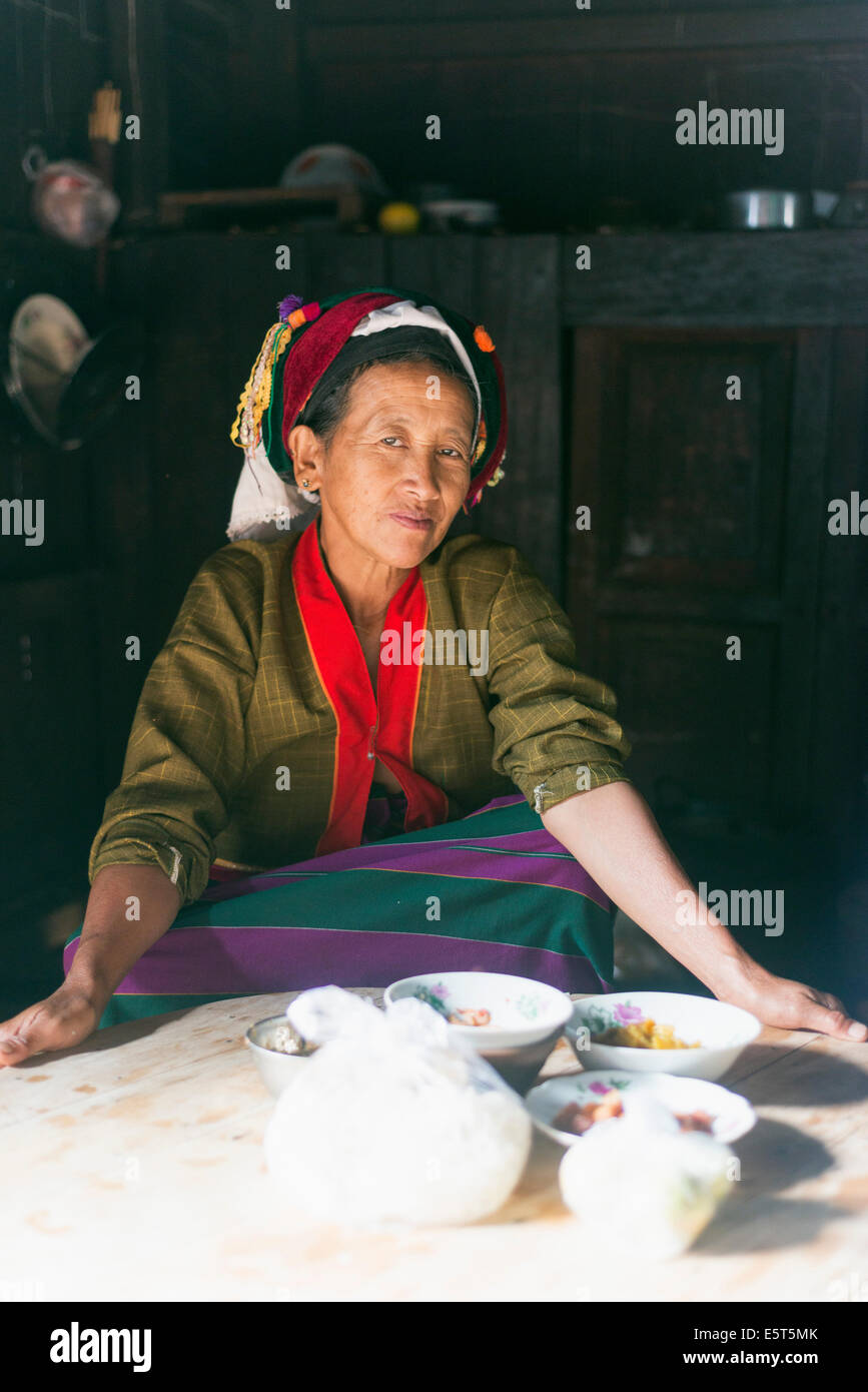 Südost-Asien, Myanmar (Burma), Frau in einem Bergvolk Haus, Hsipaw Trekkinggebiet Stockfoto