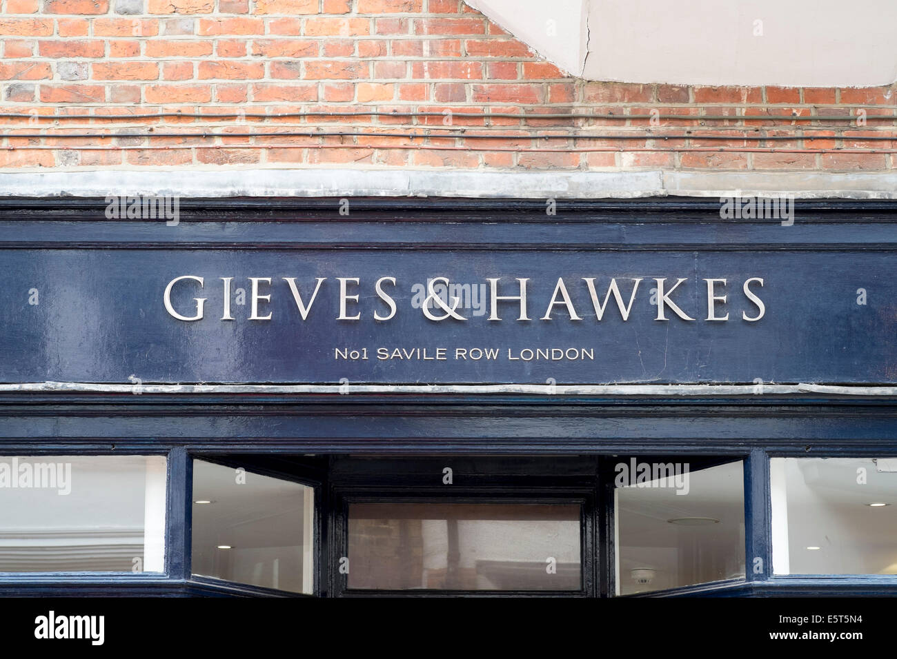Gieves und Hawkes Gentleman Ausstatter der Savile Row London UK Name und das Logo über Shop Eingang Stockfoto