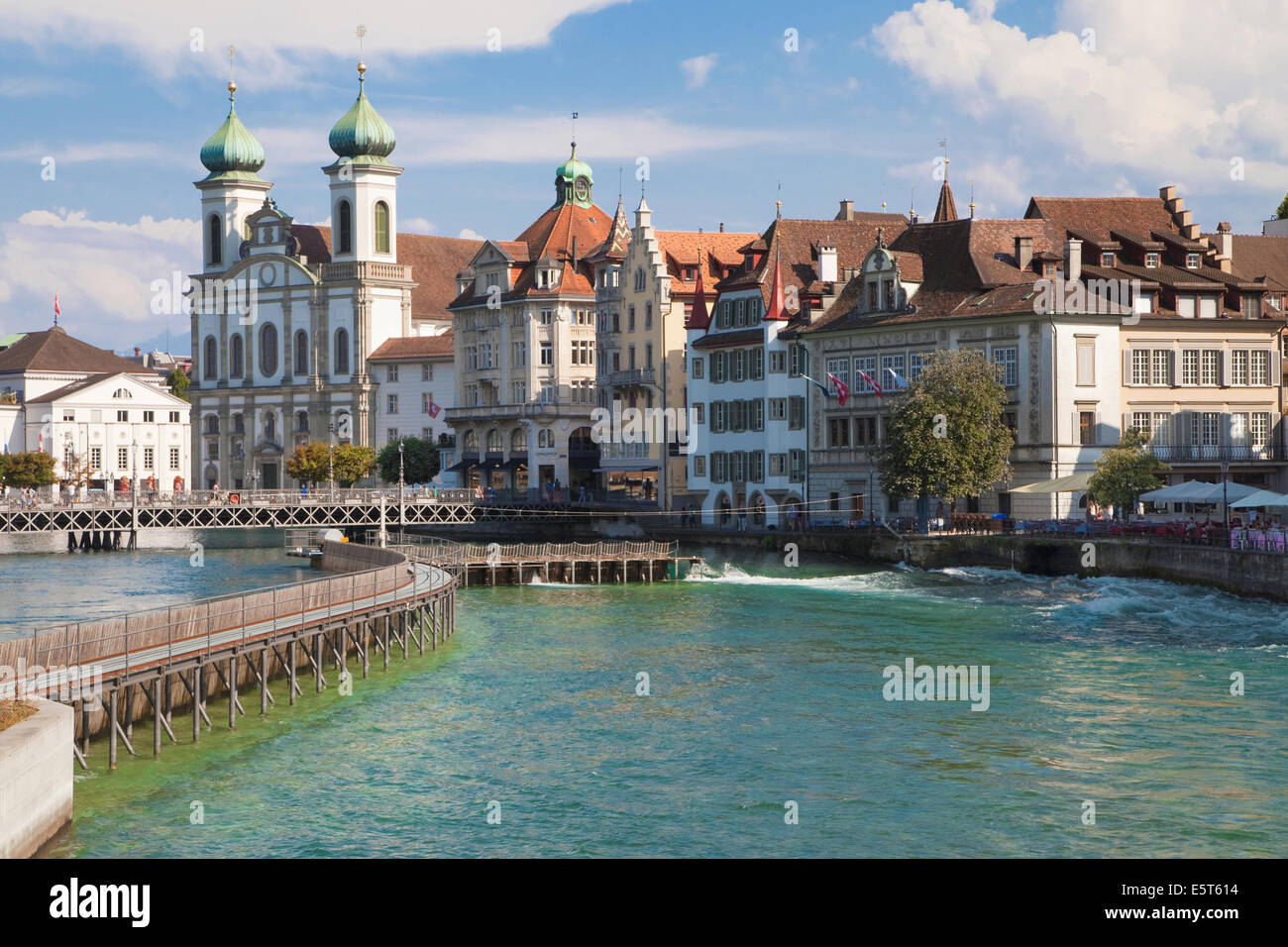 Fluss Reuss in Luzern mit der Jesuiten-Kirche im Hintergrund. Stockfoto