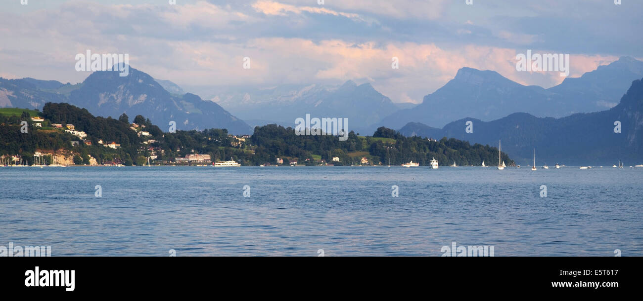 Den Vierwaldstättersee von Luzern in der Abenddämmerung, Schweiz. Stockfoto
