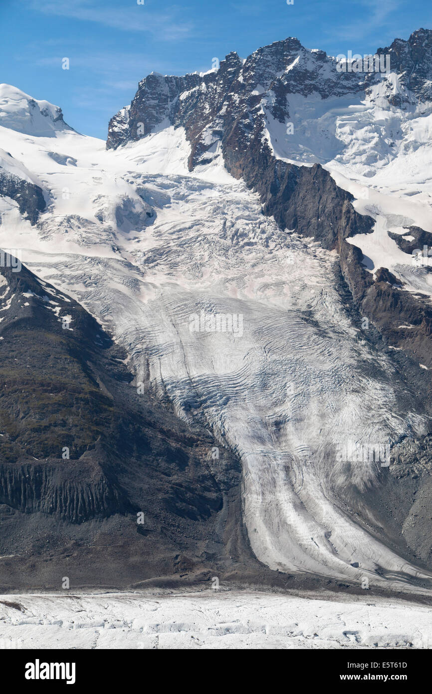 Schwarze Gletscher in den Schweizer Alpen. Stockfoto