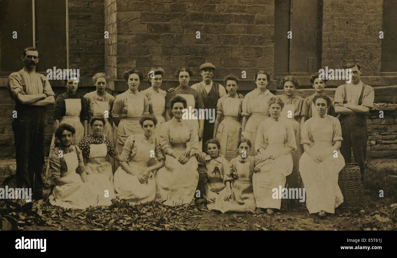 1906 fotografieren 17 Mühle-Mädchen in weißen Schürzen mit drei Männern Aufseher, Woodvale Baumwollspinnerei, Thornhills Briggs, Brighouse, Großbritannien Stockfoto