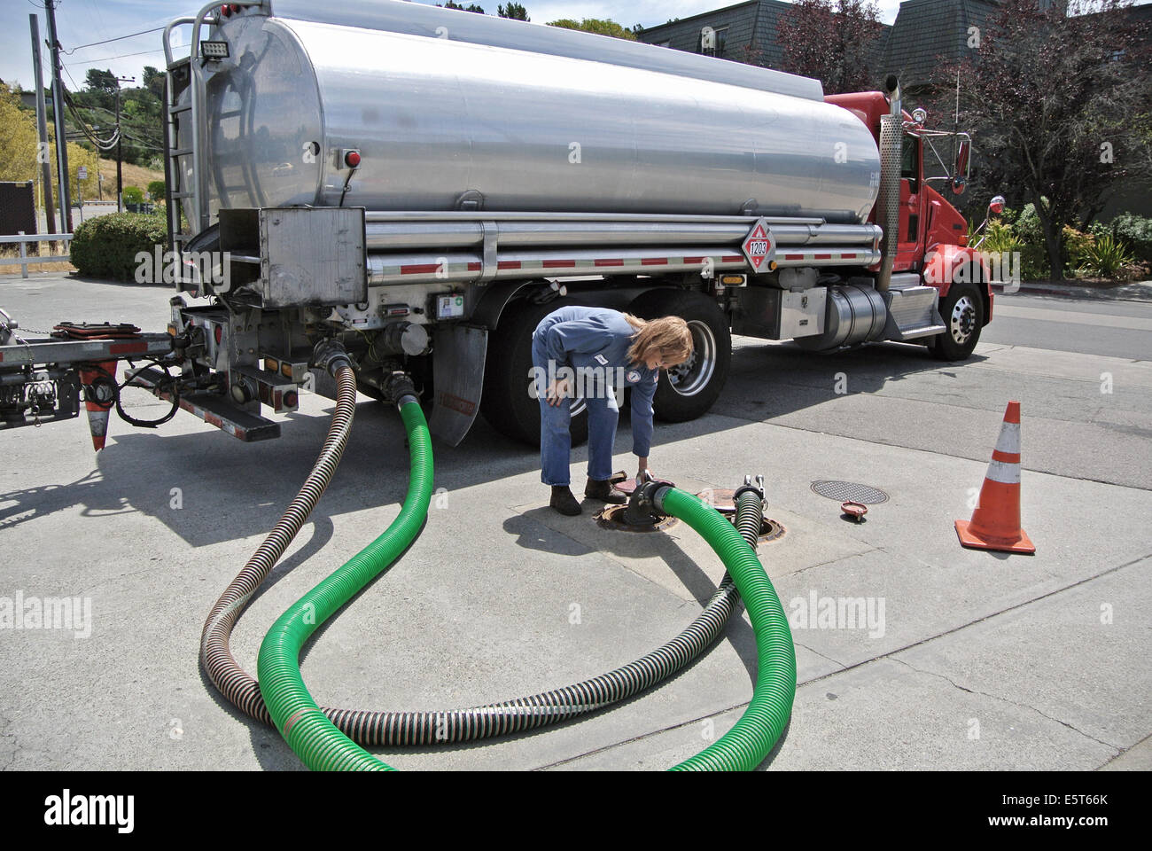 Frau Treiber des Benzin-Tanker liefert Gas-Tankstelle in Marin County in Kalifornien Stockfoto