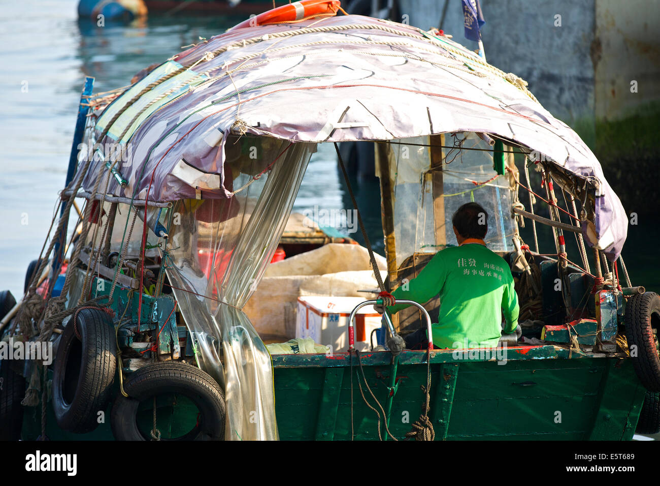 Sampan Causeway Bay, Hong Kong verlassen. Causeway Bay Typhoon Shelter, Hong Kong. Stockfoto