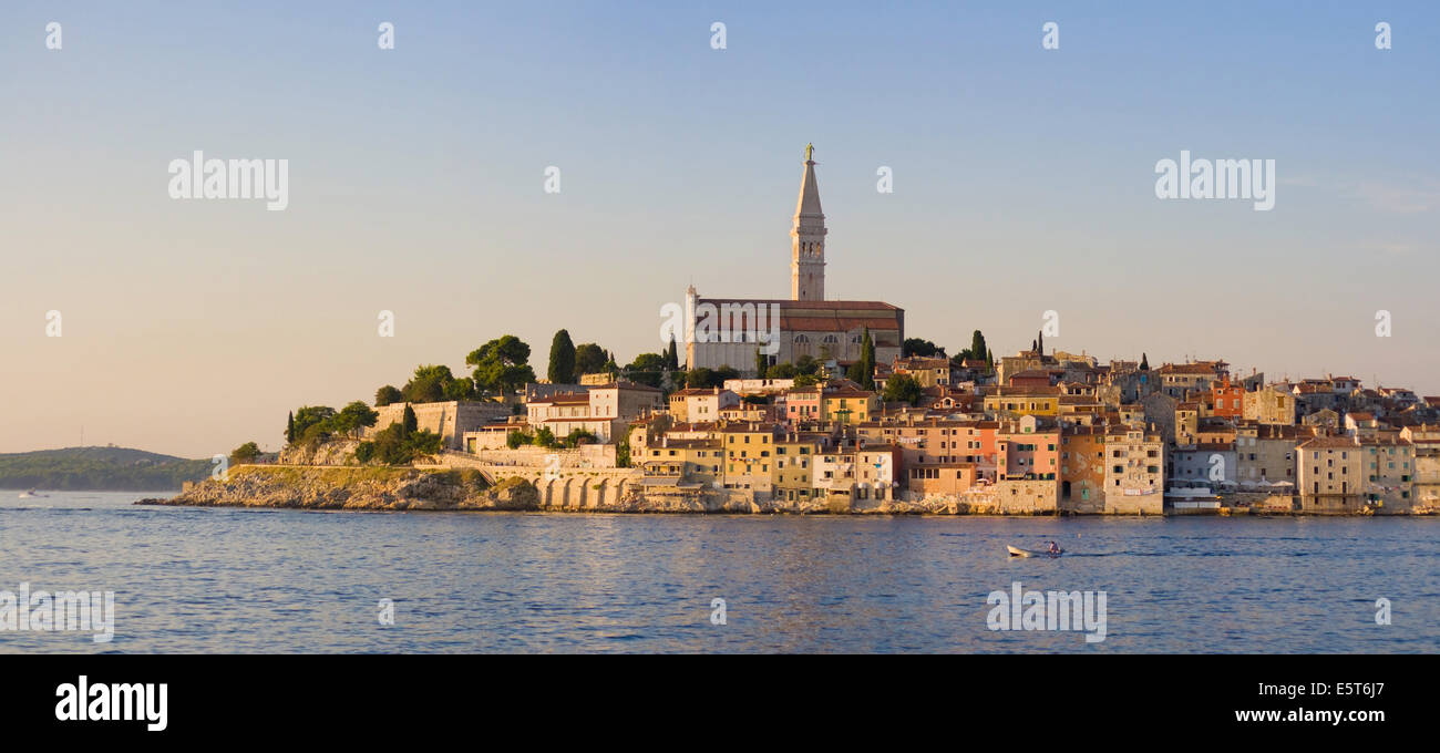 Panorama von Rovinj aus dem Meer in der Abenddämmerung, Kroatien. Stockfoto