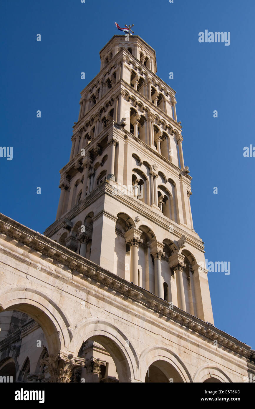 Romanische Glockenturm der Kathedrale des Heiligen Domnius in Split, Kroatien. Stockfoto