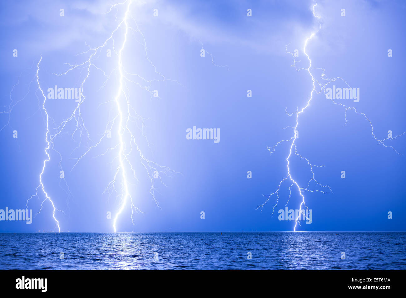 Übernachtung mitten im Sommer Gewitter produzieren Wolke zum Boden und Wolke Blitze über georgische Bucht - Lake Huron Wasser Stockfoto