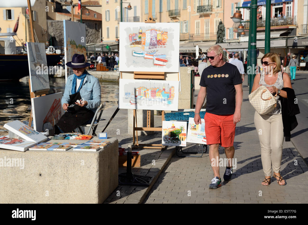 Paar Touristen vorbeigehen Streetart-Künstler auf dem Kai in Saint-Tropez Provence Côte d ' Azur Frankreich Stockfoto
