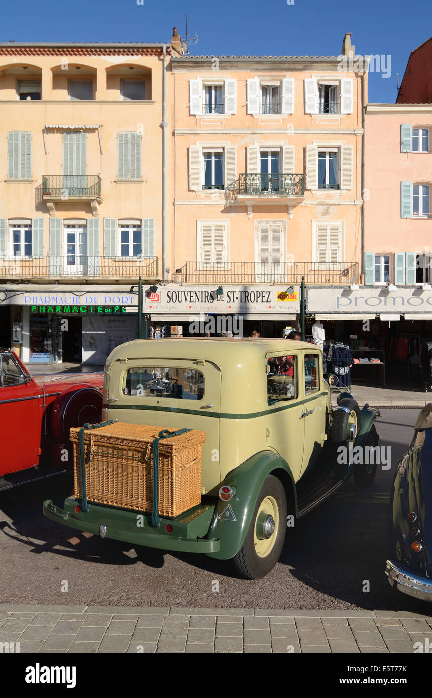 Saint Tropez & Vintage 1933 Citröen Rosalie Auto oder Auto geparkt Straßencafés auf dem Quai Jean Jaurès Saint-Tropez Var Provence Frankreich Stockfoto