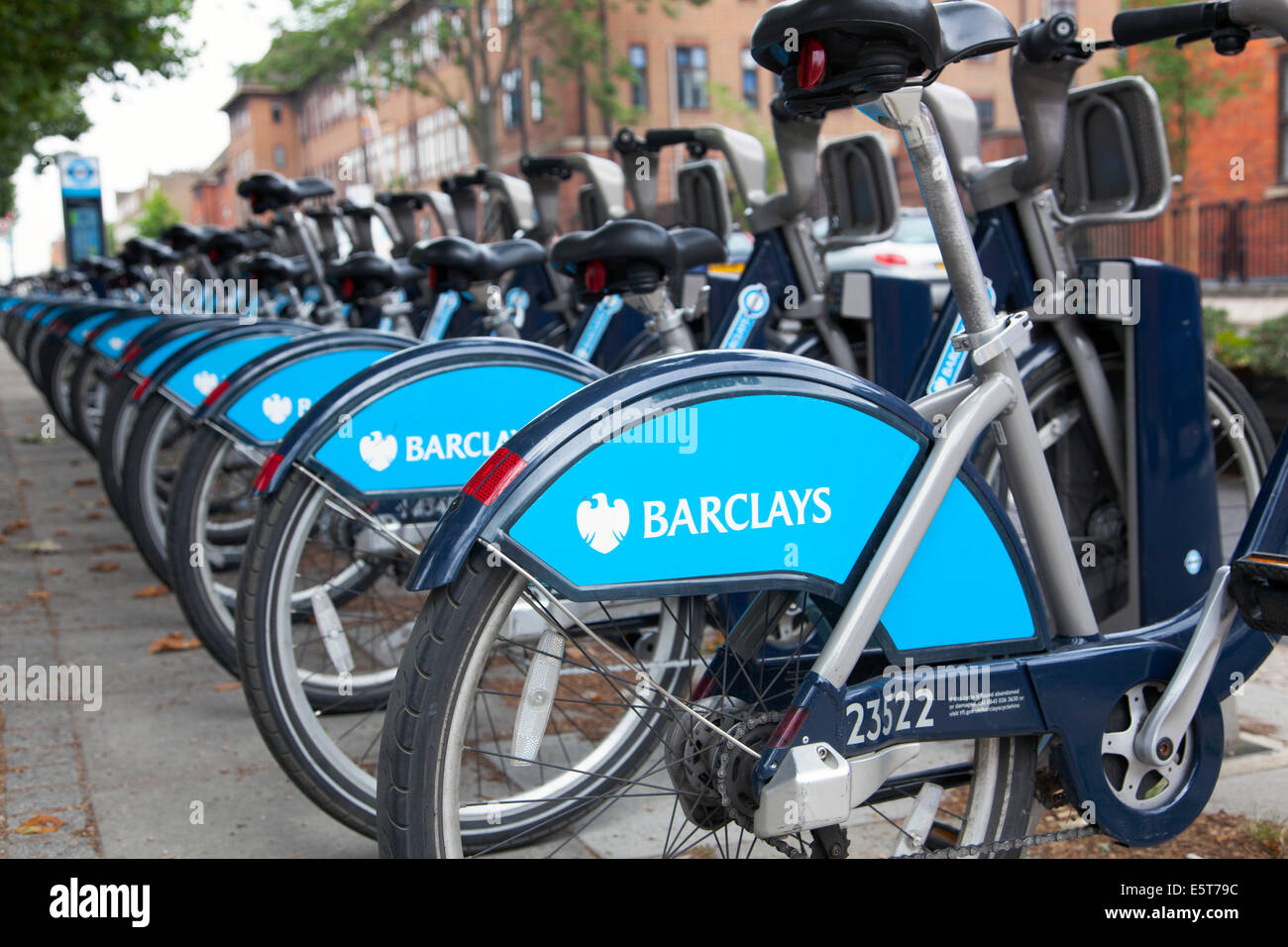2014 - eine Reihe von Barclays Fahrräder zu mieten im Zentrum von London Stockfoto