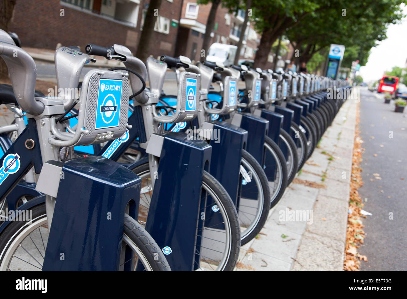 Eine Reihe von Barclays Fahrräder zu mieten im Zentrum von London Stockfoto