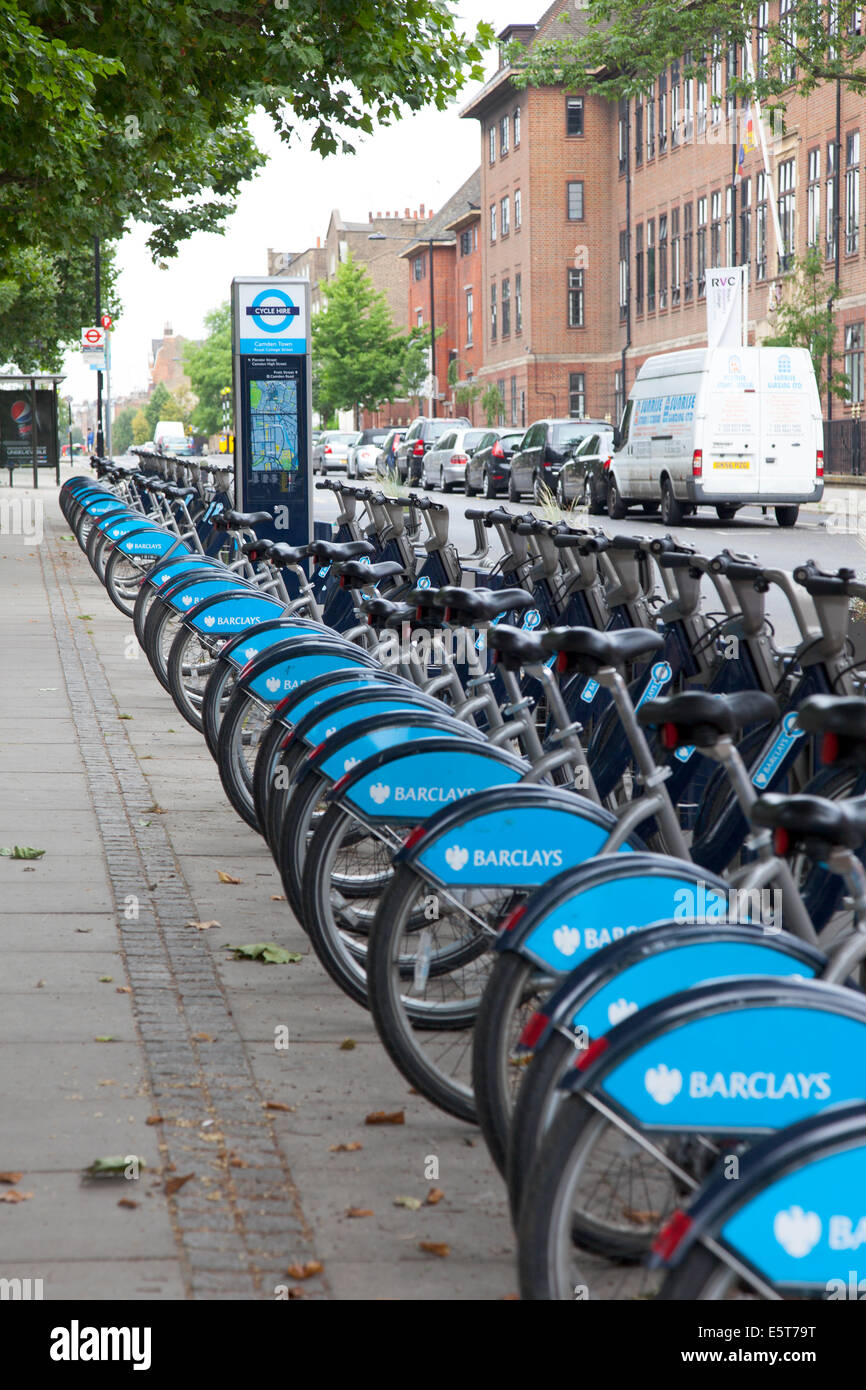 Eine Reihe von Barclays Fahrräder zu mieten im Zentrum von London Stockfoto