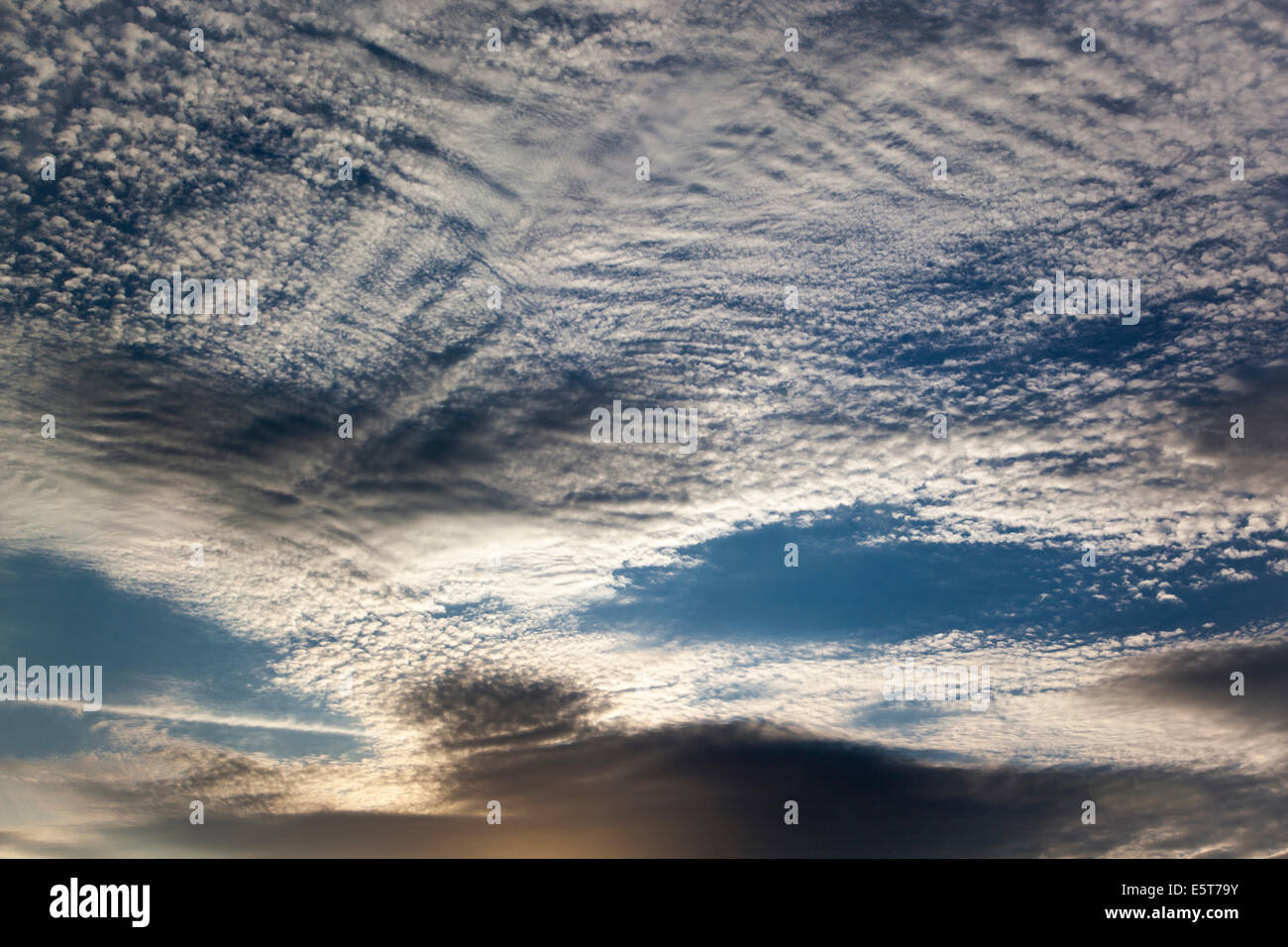 Schöne Cirrocumulus Wolkenbildung in der Morgendämmerung Stockfoto