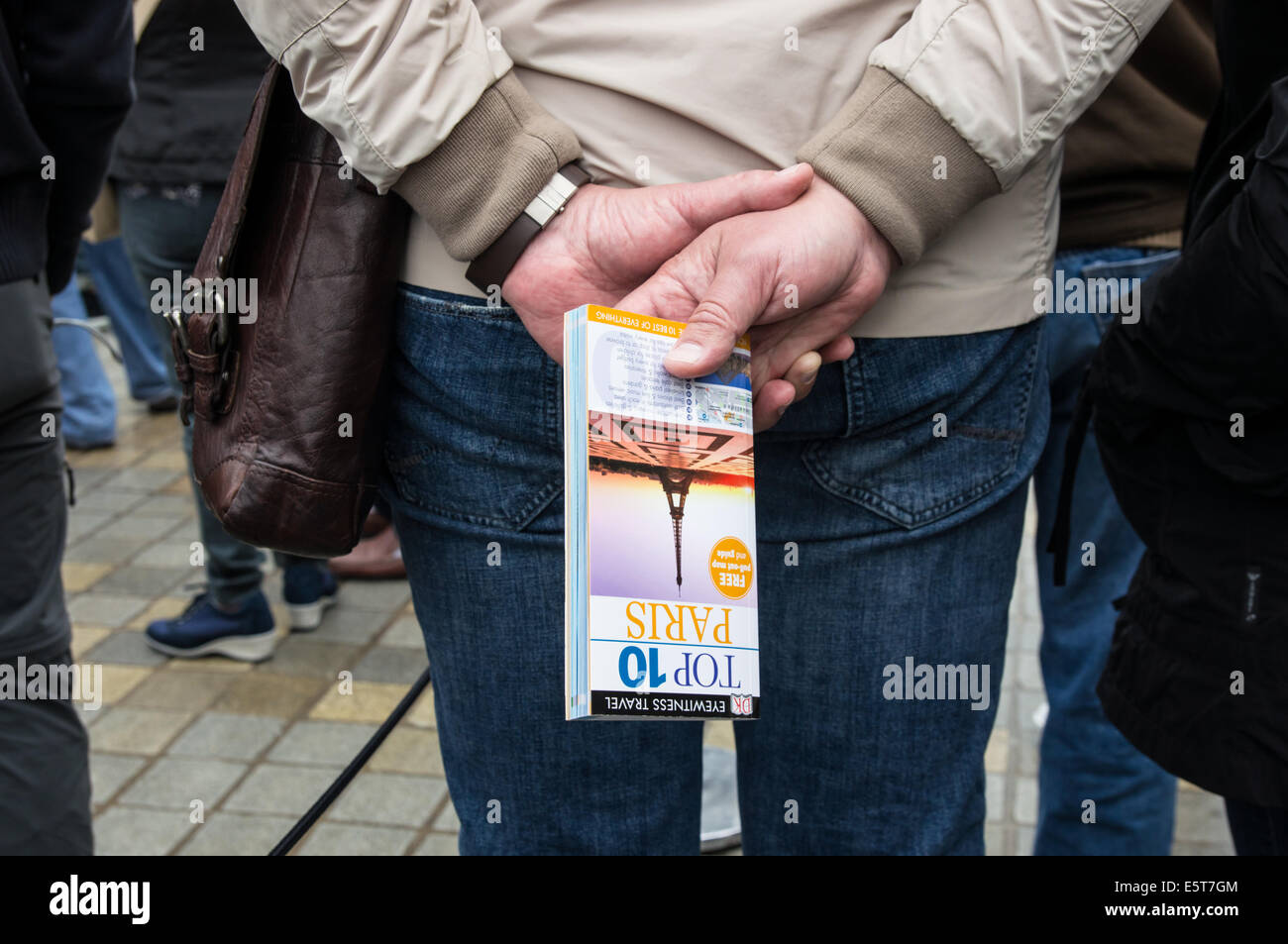 Besucher und Touristen Warteschlange am Eingang des Louvre Museum in Paris, Frankreich Stockfoto