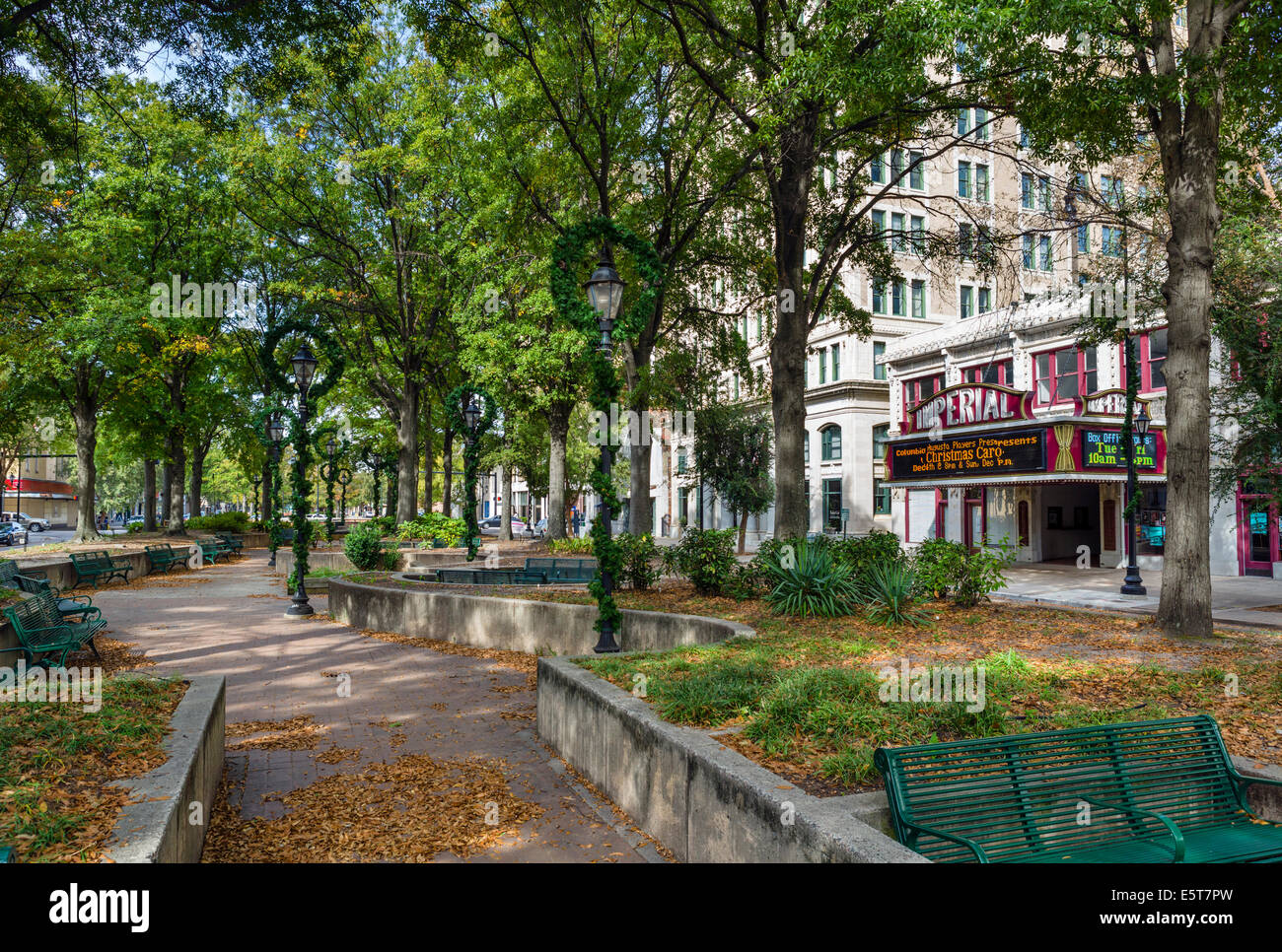 Zeigen Sie nach unten Broad Street in der Innenstadt von Augusta, Georgia, mit dem Imperial Theater auf der rechten Seite an, USA Stockfoto Zeigen Sie nach unten Broad Street in der Innenstadt von Augusta, Georgia, mit dem Imperial Theater auf der rechten Seite an, USA Stockfoto