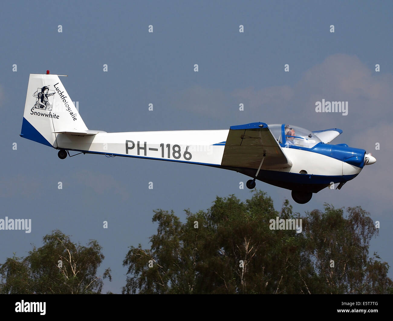 PH-1186, Scheibe SF-25C Falke, CN 44181, Flughafen Hilversum, ICAO EHHV, Niederlande, Segelflugzeug, Luftfahrt, Segelflugzeug, Flugzeuge, Flug, Flugfotografie, Segelflug, Flugzeugbewegungen, Hilversum, Niederlande Luftfahrt, Scheibe SF-25C, Flugzeugmodell, Segelflugzeuge, Luftfahrtbegeisterte, Flugbetrieb, Abflug, Luftfahrtereignisse, Freizeitflug, Flugclub, Segelflugsport, Luftfahrtgeschichte, Segelflugzeugdesign, Luftfahrthobby, Flugverkehr, Flugplätze, Flugtraining, Gleitschirmbeobachtung Stockfoto