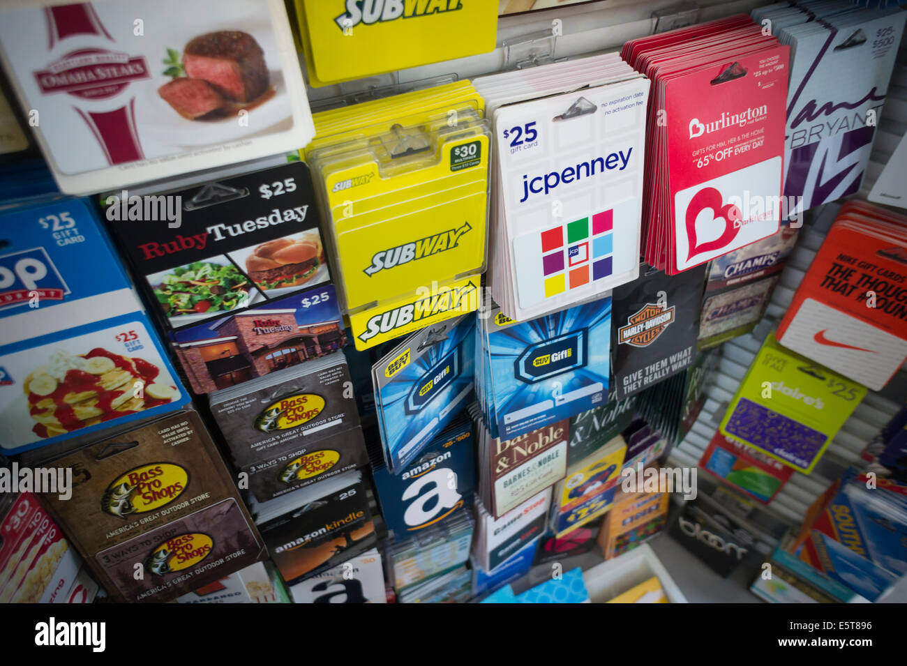 Eine Auswahl an Geschenk-Karten in einem Store in New York Stockfotografie  - Alamy