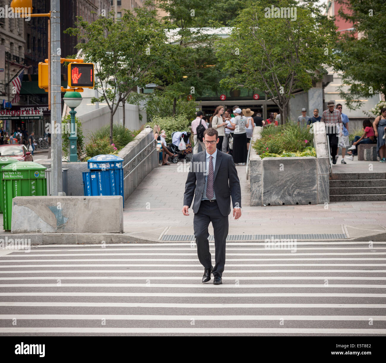 Fußgänger überqueren West 96th Street am Broadway in New York Stockfoto