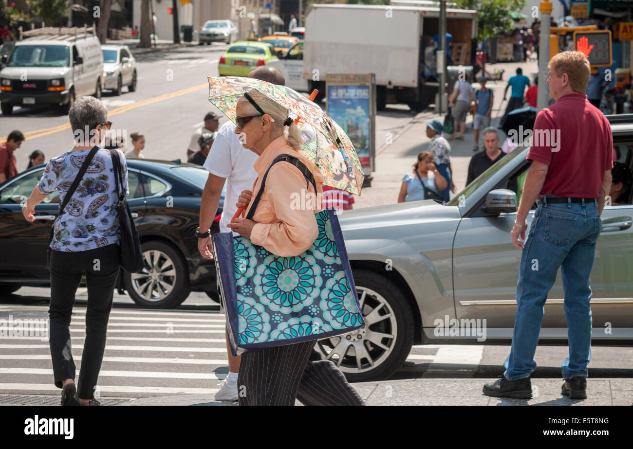 Fußgänger überqueren Broadway bei West 96th Street in New York Stockfoto