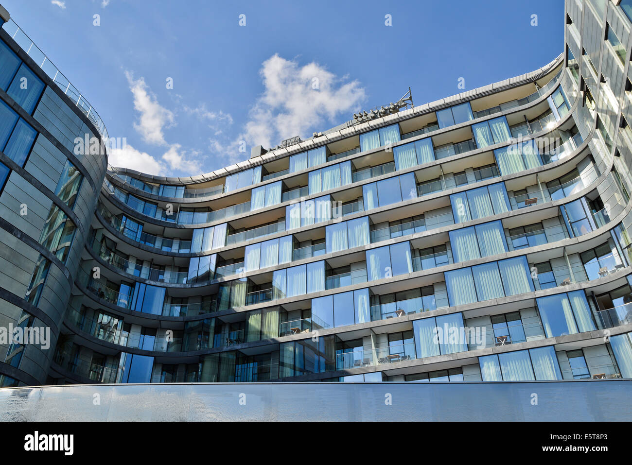 Wohnungen an der Nordseite des Flusses Themse London UK Stockfoto
