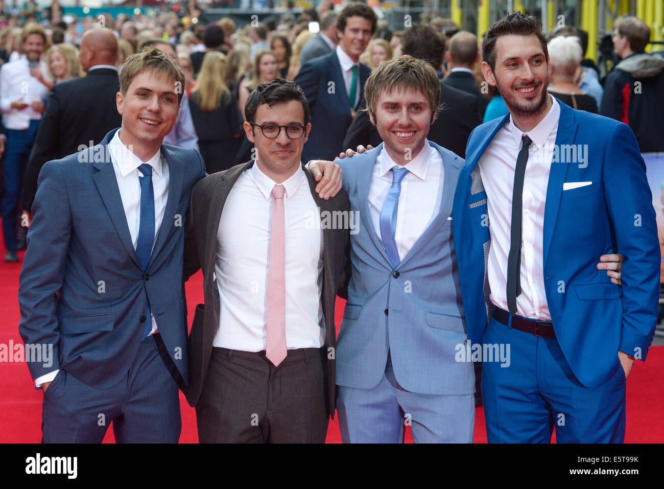 London, UK. 5. August 2014. Simon Bird besucht James Buckley, Blake Harrison & Joe Thomas die Weltpremiere von The Inbetweeners 2 auf 08.05.2014 The VUE Leicester Square, London. Personen im Bild: Simon Bird, James Buckley, Blake Harrison, Joe Thomas. Bildnachweis: Julie Edwards/Alamy Live-Nachrichten Stockfoto