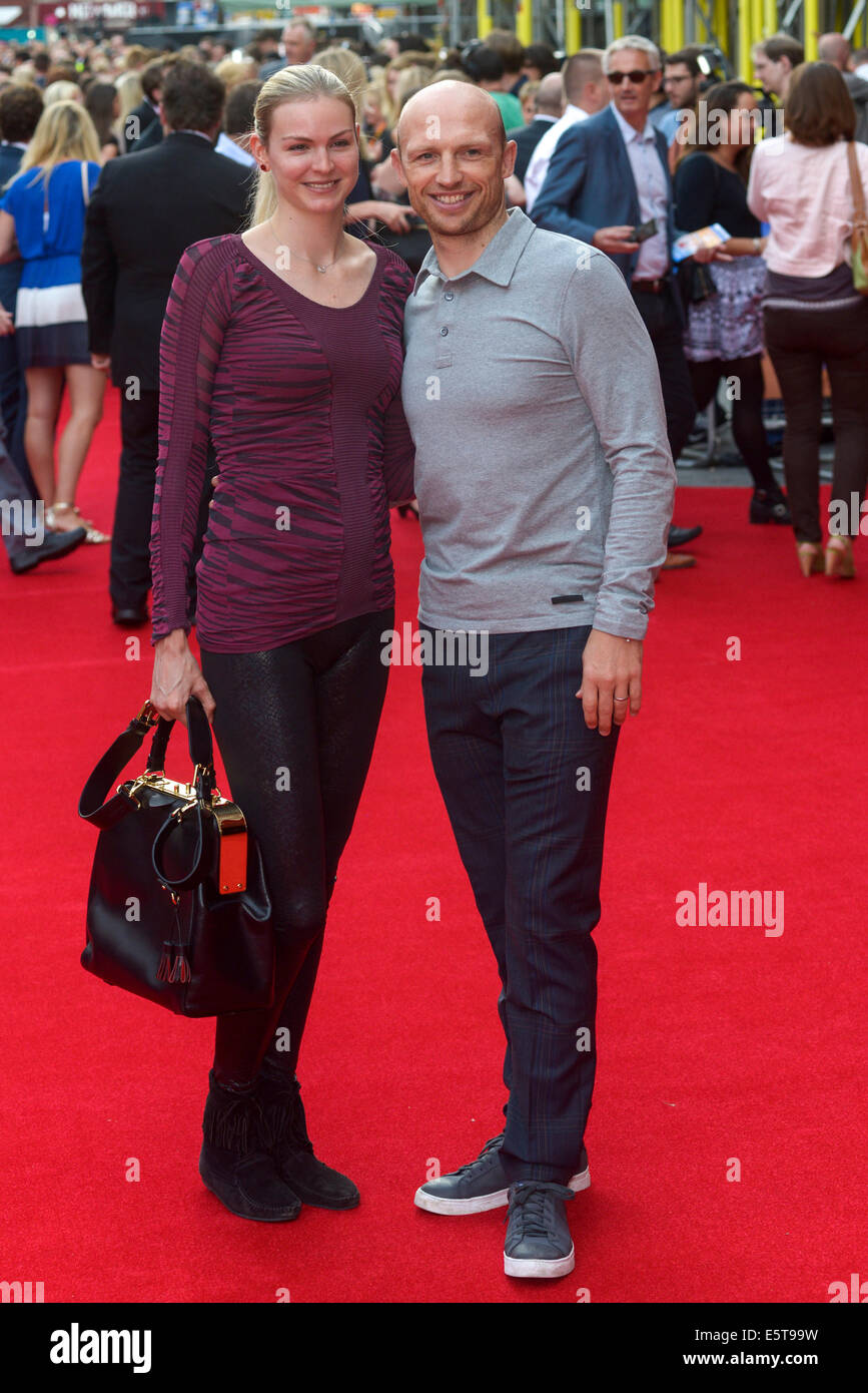 London, UK. 5. August 2014. Matt Dawson besucht die Weltpremiere von The Inbetweeners 2 auf 08.05.2014 The VUE Leicester Square, London. Personen im Bild: Matt Dawson, Carolin Hauskeller. Bildnachweis: Julie Edwards/Alamy Live-Nachrichten Stockfoto