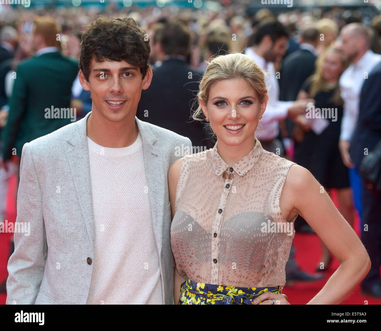 London, UK. 5. August 2014. Matt Richardson und Ashley James besucht die Weltpremiere von The Inbetweeners 2 auf 08.05.2014 The VUE Leicester Square, London. Personen im Bild: Matt Richardson, Ashley James. Bildnachweis: Julie Edwards/Alamy Live-Nachrichten Stockfoto