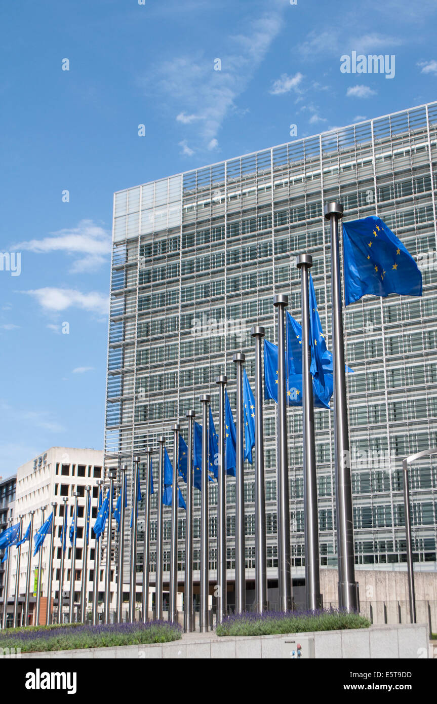 Europäische Union Flaggen neben dem Berlaymont-Gebäude (Europäische Kommission) in Brüssel, Wetstraat 200, Belgien Stockfoto