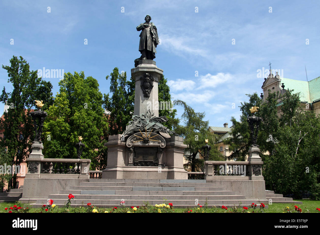 Adam-Mickiewicz-Denkmal in Warschau ist neben der Kirche des Heiligen Josef von der Visitationists Stockfoto