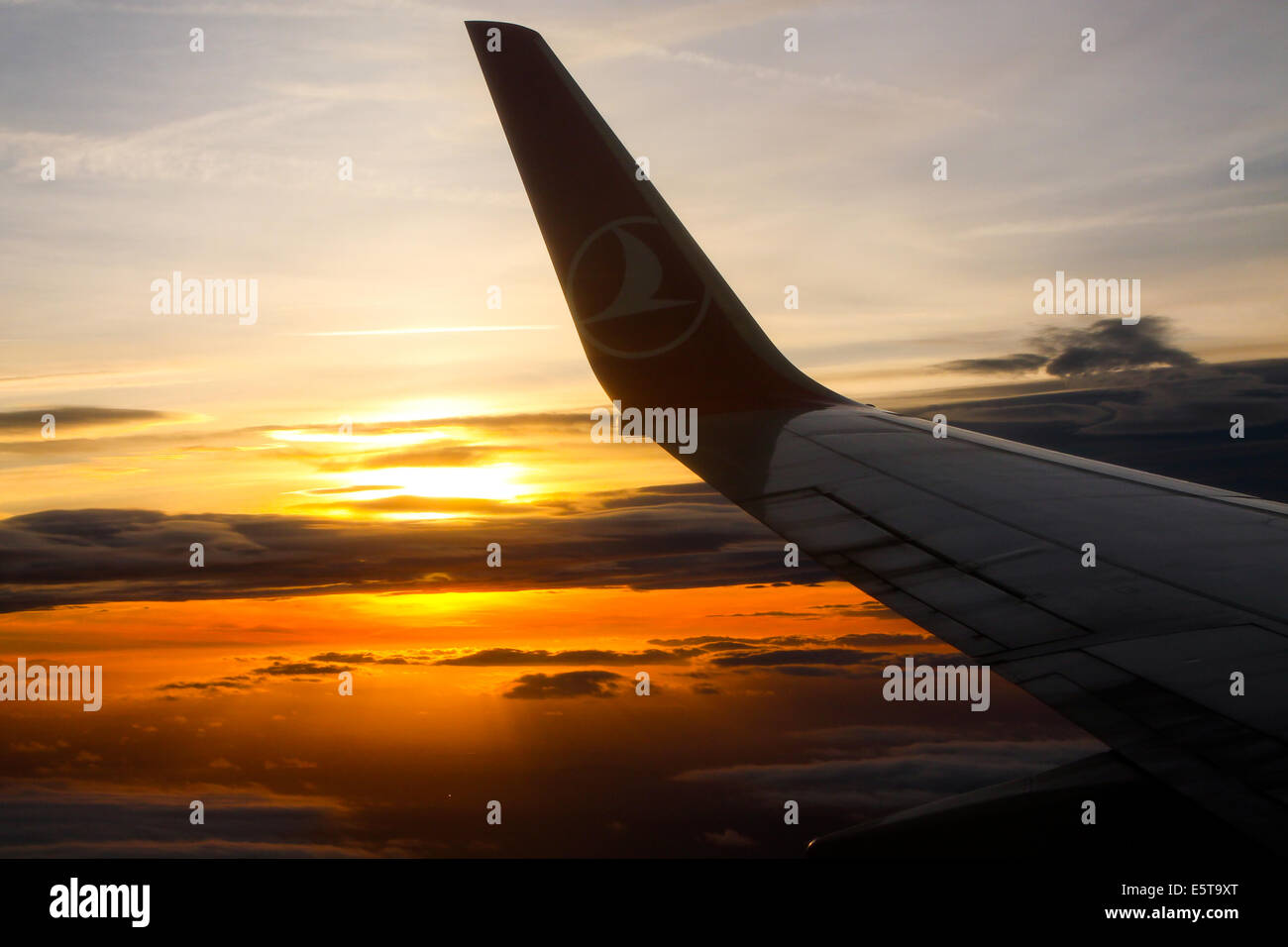 Die Sonne beginnt zu setzen, da wir in Manchester Flughafen, an Bord von Turkish Airlines Boeing 737-800 steigen. Stockfoto