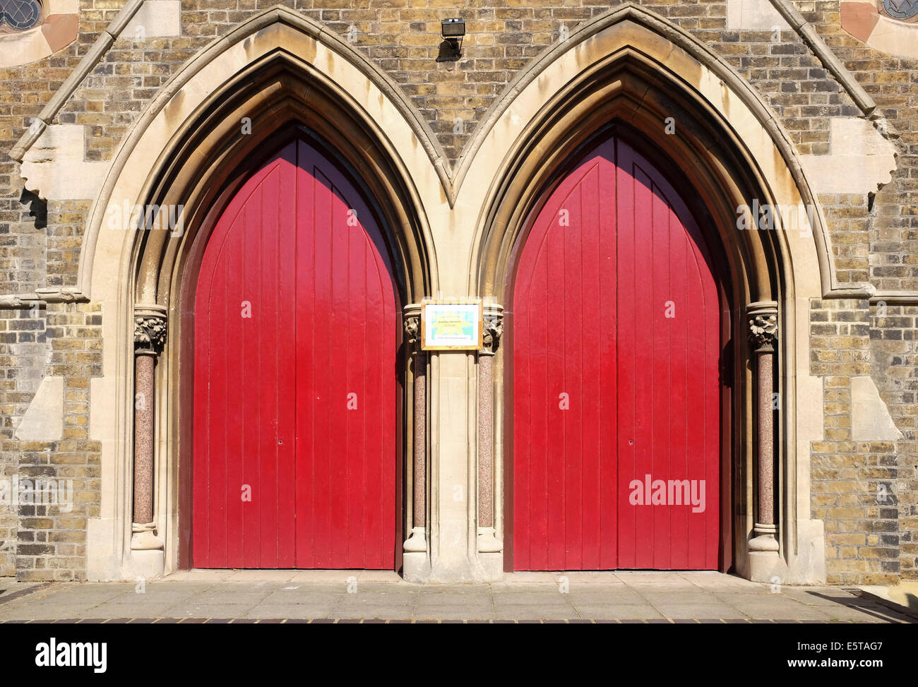 Victoria-Täufer-Kirche rote Türen in Deal, Kent, UK Stockfoto